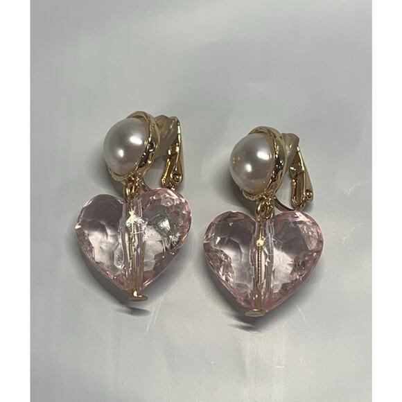 Gold Tone Faux Pearl & Beautiful Pink Clear Heart Dangle Clip On Earrings - Picture 1 of 4